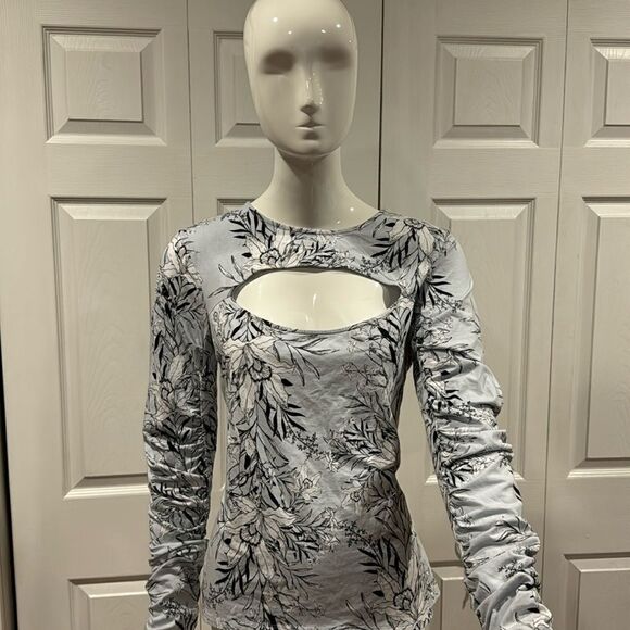 GUESS keyhole TOP with ruched sleeves - Picture 1 of 5